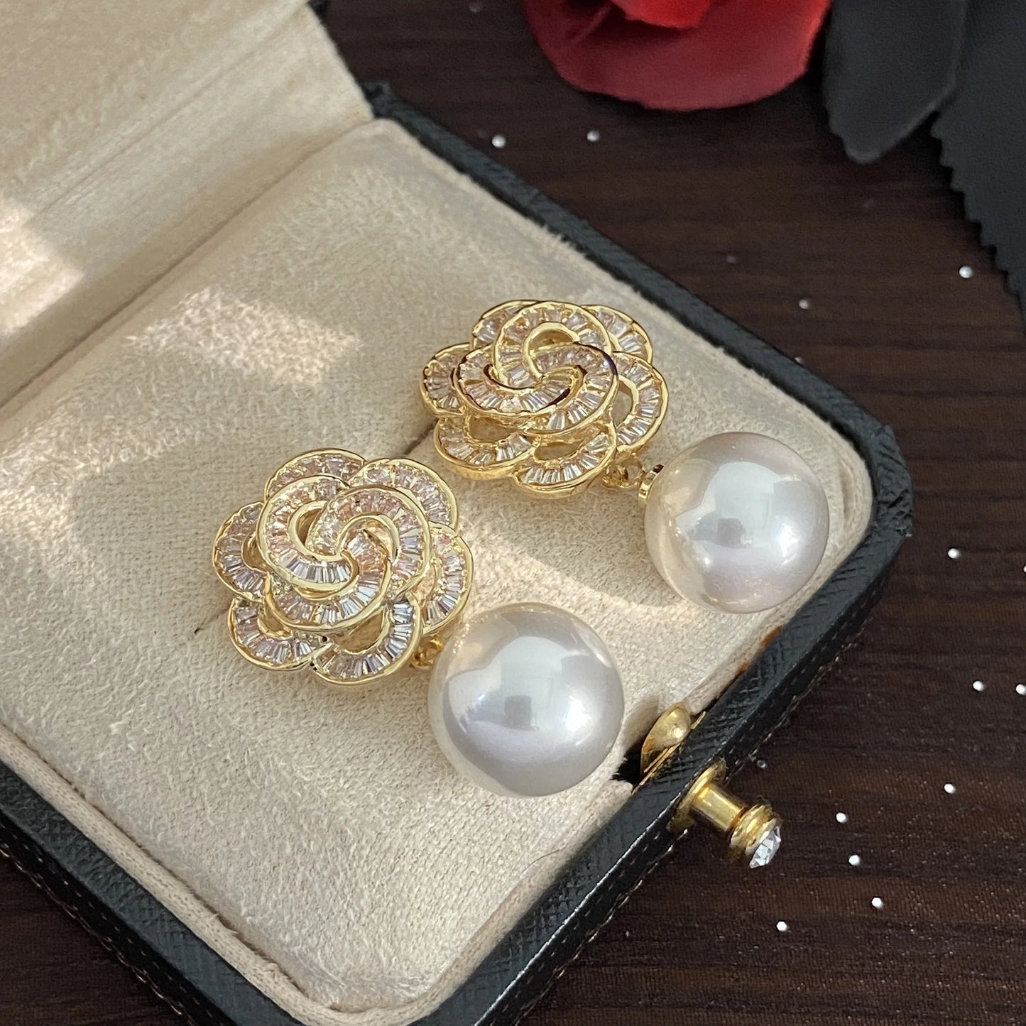 Korean Style Simple and Atmospheric Zircon Flower Pearl Summer Light Luxury style High-end Retro Earrings for Girls.