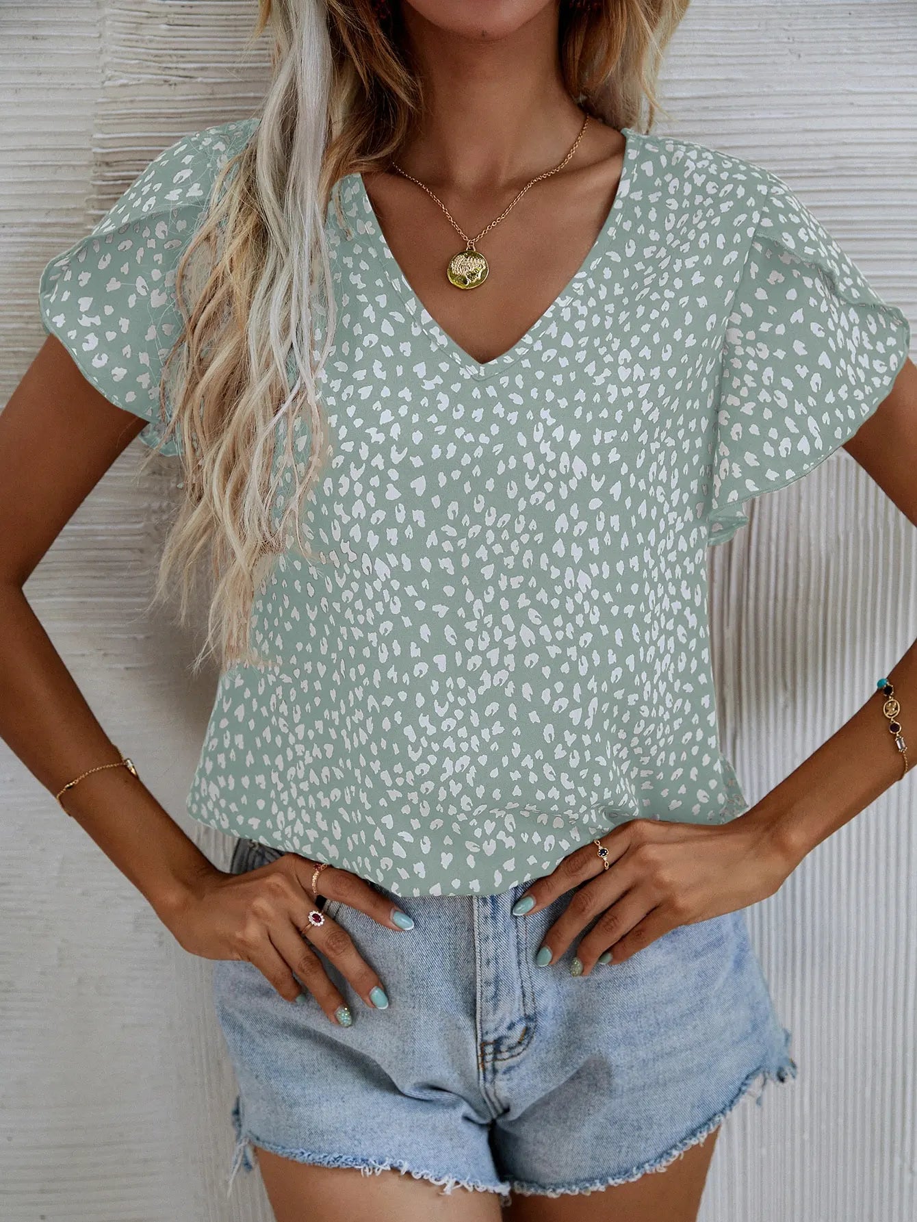 Stylish and elegant women's shirt small V-neck short sleeve petal sleeve pleated lace full body print