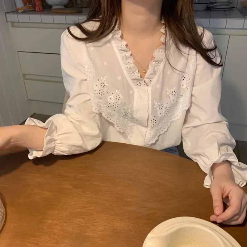 Korean Style Women's V-Neck Button-Up Shirt With Lace Trim For Fashion Lovers