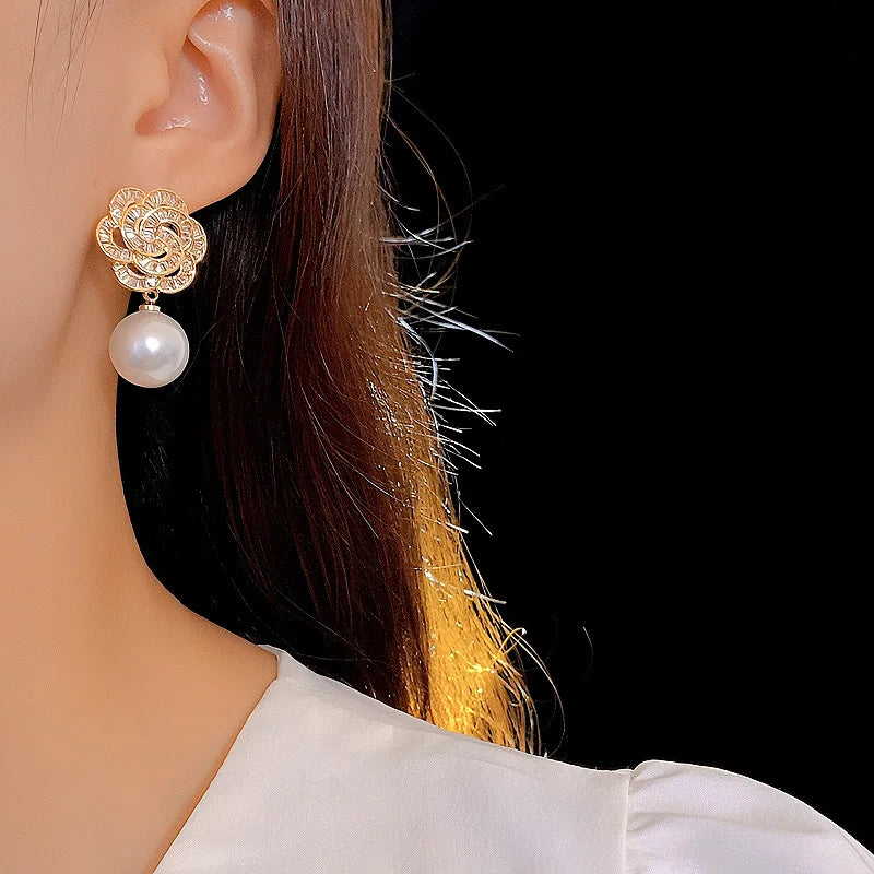 Korean Style Simple and Atmospheric Zircon Flower Pearl Summer Light Luxury style High-end Retro Earrings for Girls.